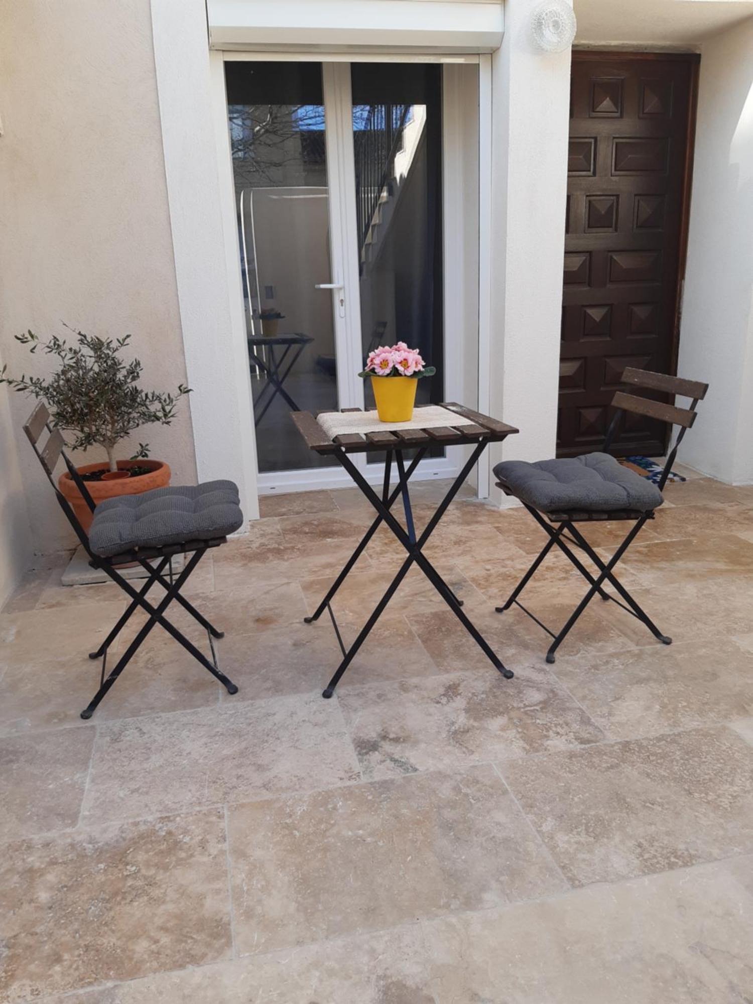 Le Gite D'Eglantine Eyguières Εξωτερικό φωτογραφία